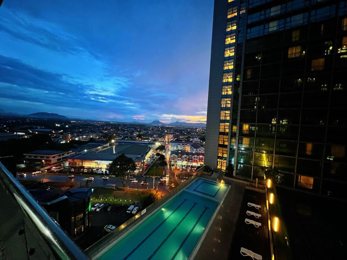 Imperial Grand Suite Apartment Kuching Exterior foto